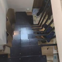 JDM SPÓŁKA Z OGRANICZONĄ ODPOWIEDZIALNOŚCIĄ - schody na profilu centralnym z balustradą, malowane proszkowo