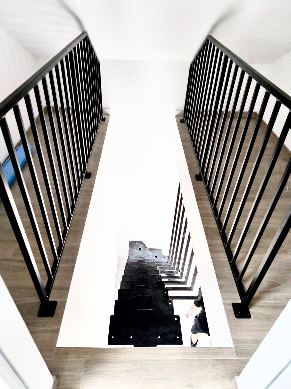 Schody zabiegowe na profilu centralnym z balustradą