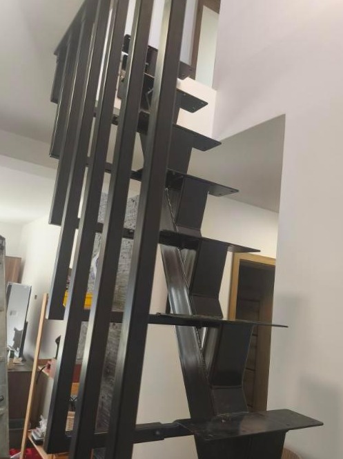 schody na belce centralnej, jednobiegowe z balustradą, malowane proszkowo