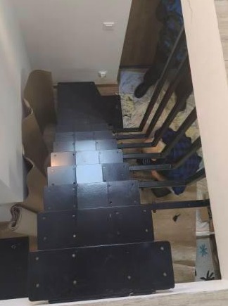 schody na profilu centralnym z balustradą, malowane proszkowo