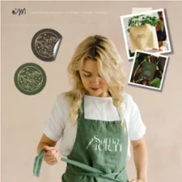 Identyfikacja wizualna marki: naklejki z motywem roślinnym, wizytówki, torba papierowa i kobieta w zielonym fartuchu z logo firmy.