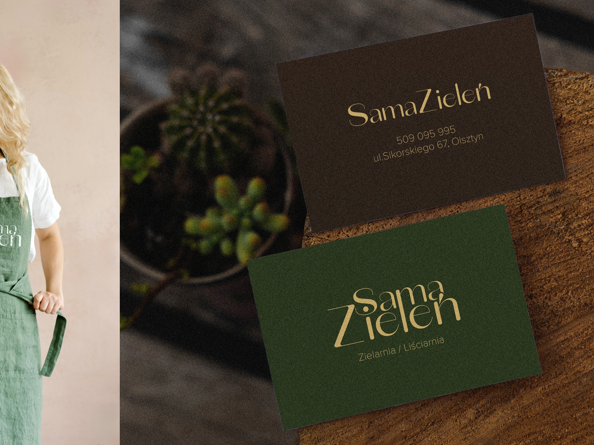 Dwie wizytówki z logo 'Sama Zieleń' w odcieniach brązu i zieleni, ułożone na drewnianej powierzchni obok rośliny doniczkowej i osoby w zielonym fartuchu.
