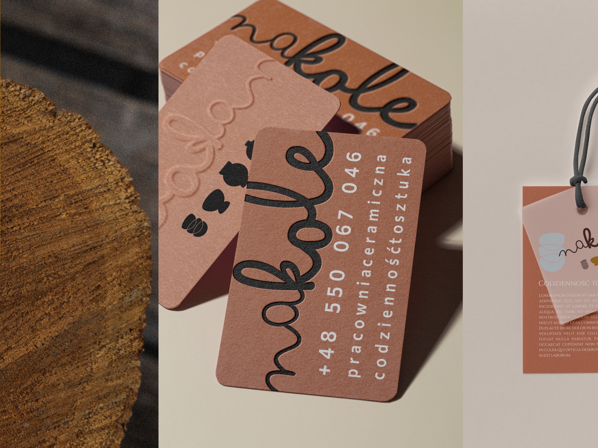 Brązowe wizytówki z tłoczonym logo 'nakole' i danymi kontaktowymi pracowni ceramicznej, ułożone obok drewnianego elementu i etykiety z fragmentem tekstu.