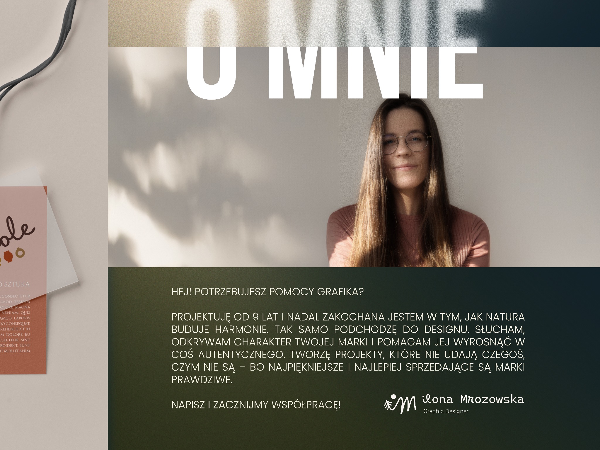 Portret kobiety w okularach na tle tekstu 'O MNIE' i oferty graficznej. Widoczny fragment wizytówki z elementami graficznymi. Stonowana kolorystyka, naturalne światło.