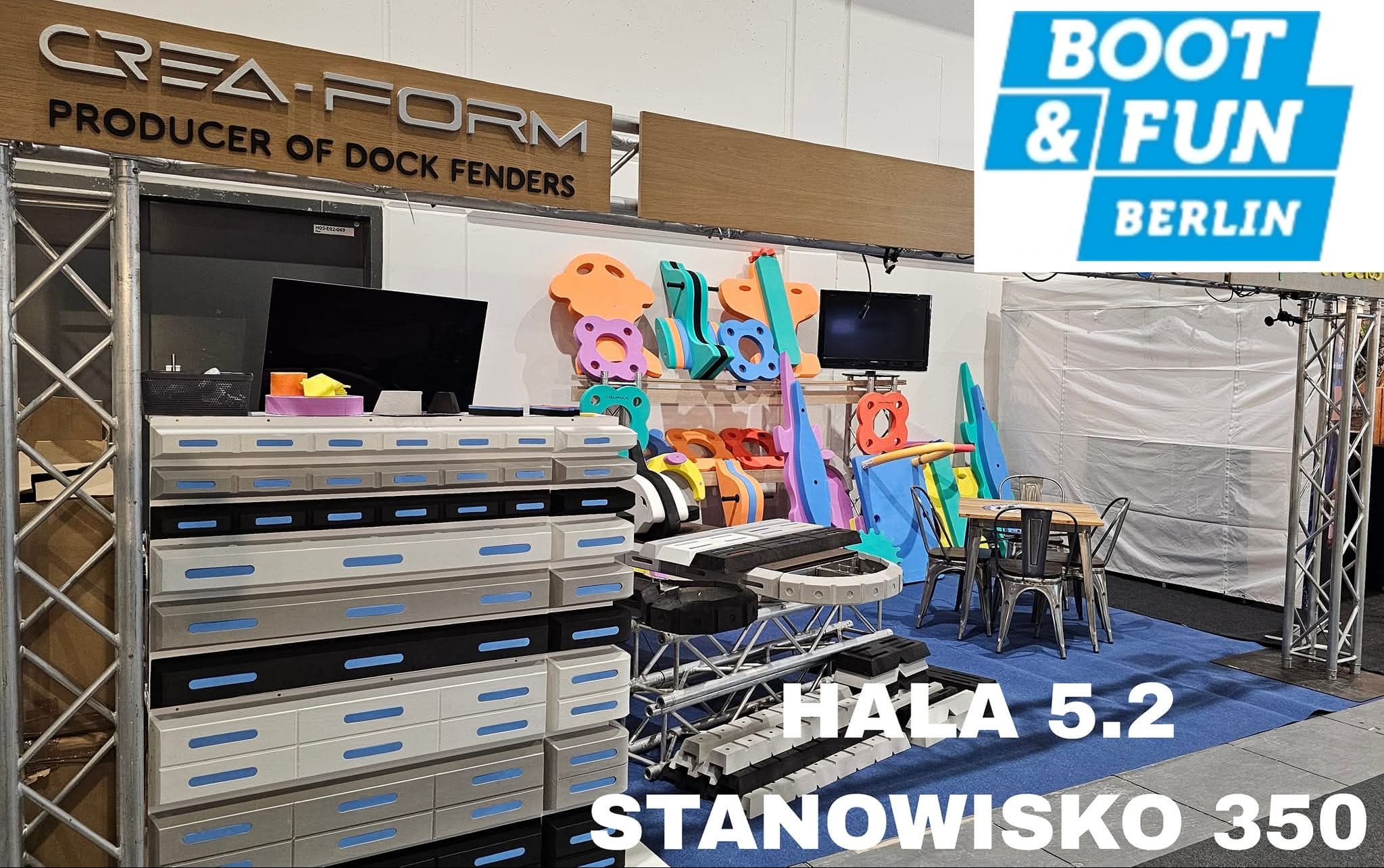 Ekspozycja producenta odbojnic dokowych Crea-Form na targach Boot & Fun Berlin. Różnokolorowe odbojnice z tworzywa sztucznego na tle stoiska targowego.