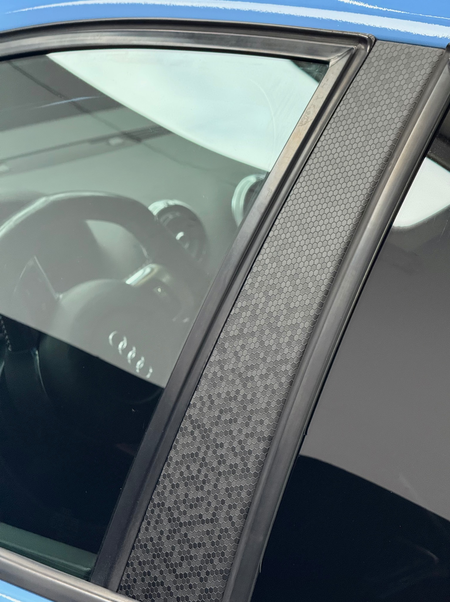 Oklejanie słupków folią Hexis