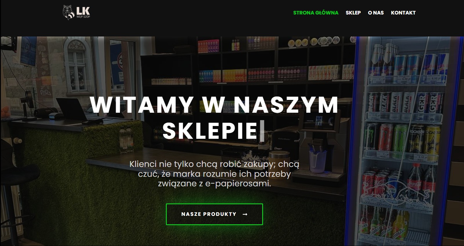 Strona internetowa sklepu z e-papierosami z zielonym motywem na ladzie, napisem 'Witamy w naszym sklepie' i asortymentem w chłodziarce po prawej stronie.