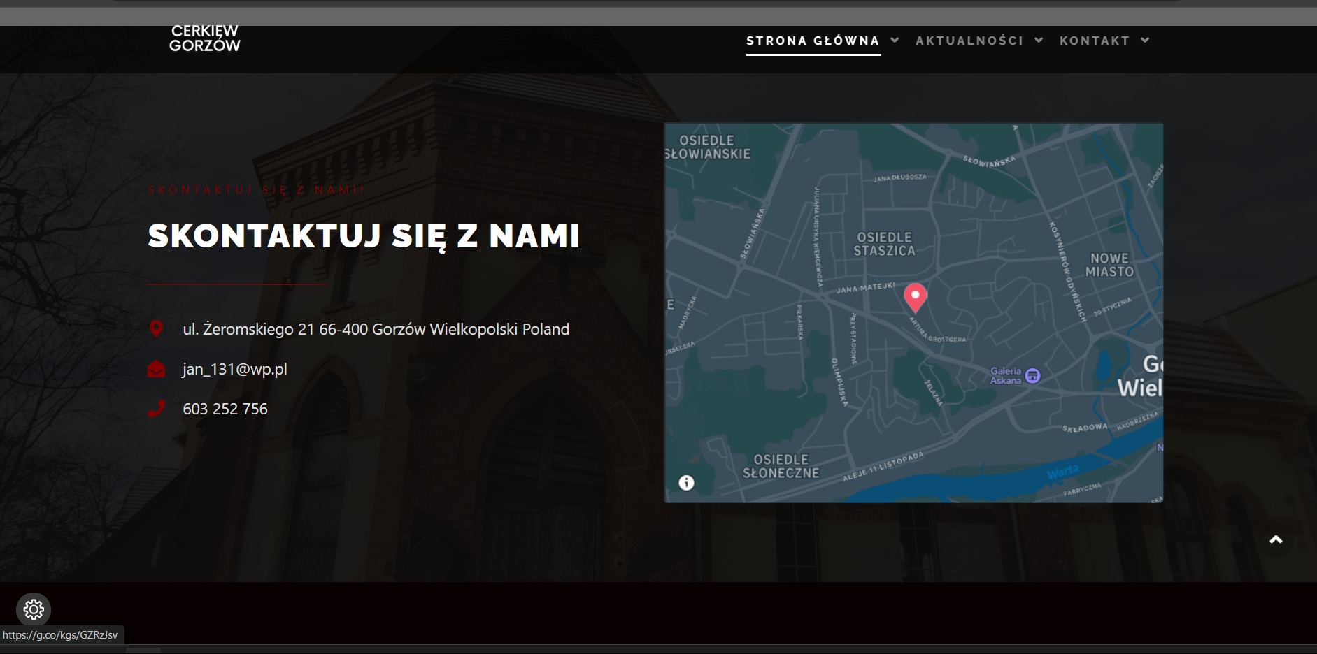 Strona 'Kontakt' witryny Cerkiew Gorzów z mapą, adresem, e-mailem i numerem telefonu na tle wizerunku budynku. Ciemna kolorystyka, minimalistyczny design.