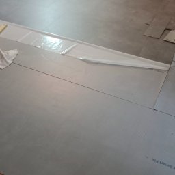 Nowość laminat przyklejony do specjalnej maty można kłaść bez dylatacji!!!