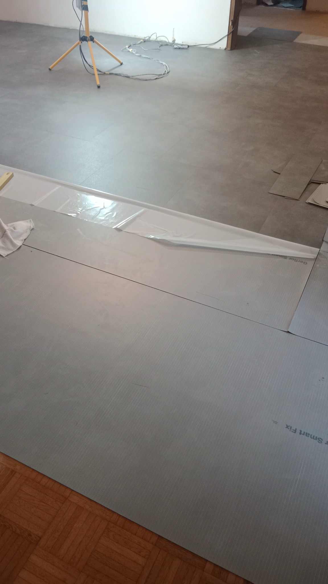 Nowość laminat przyklejony do specjalnej maty można kłaść bez dylatacji!!!