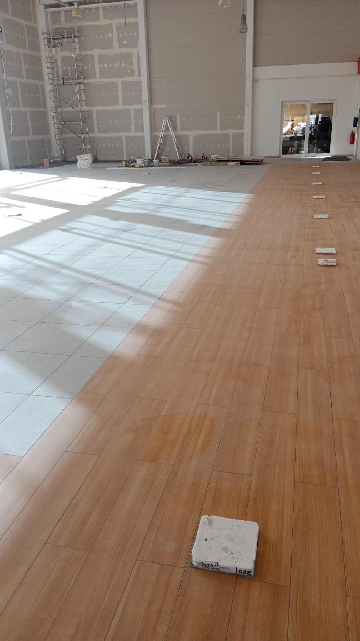 Salon Hyundai Niemcy połączenie dwóch rodzajów płytek 400m2