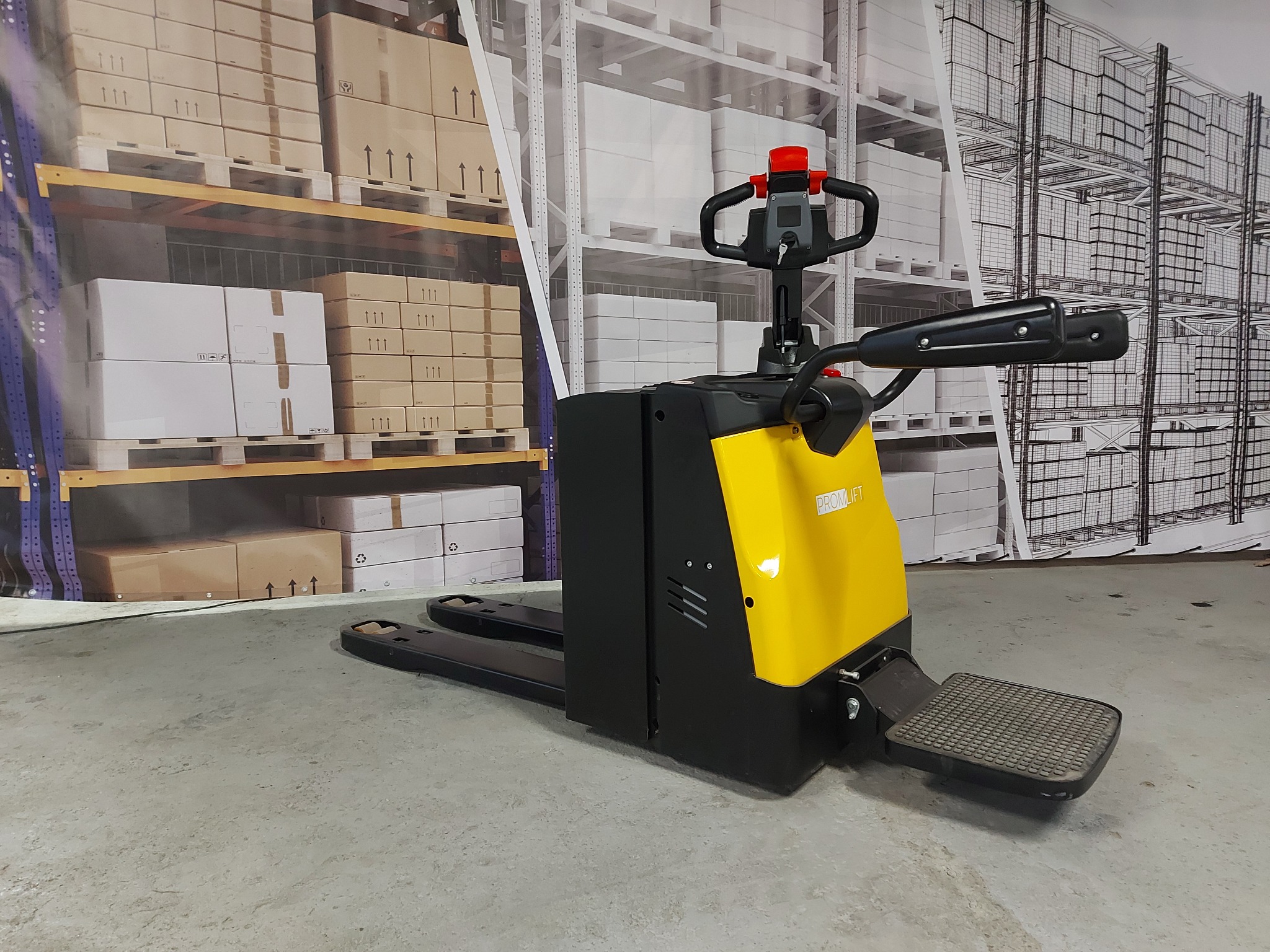 Elektryczny wózek paletowy marki Promlift, czarno-żółty, na tle magazynu z regałami i kartonami. Widoczne detale konstrukcyjne i ergonomiczny panel sterowania.
