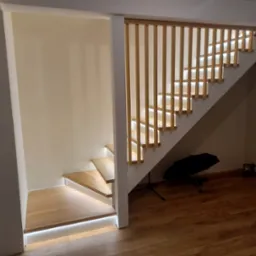 Schody samonośne z podświetleniem LED i podstopnicami