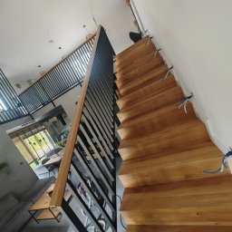Sztuka Drewna Mateusz Maszkowski - Schody dywanowe z balustradami metalowymi i drewnianą poręczą