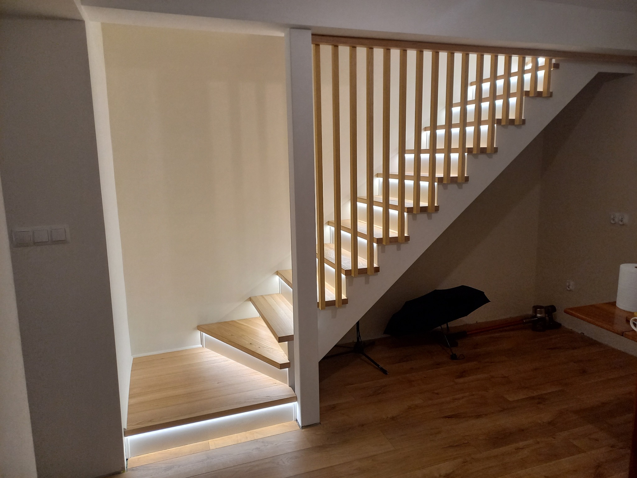 Schody samonośne z podświetleniem LED i podstopnicami