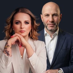 NIEBANALNA BROKERKA - Profesjonalny portret biznesowy kobiety w beżowym żakiecie i mężczyzny w granatowej marynarce na ciemnym tle, prezentujący zespół agencji nieruchomości.