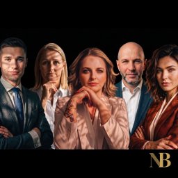 NIEBANALNA BROKERKA - Profesjonalny portret grupowy pięciu agentów nieruchomości w eleganckich strojach, z delikatnym cieniowaniem i logo firmy w dolnej części kadru.
