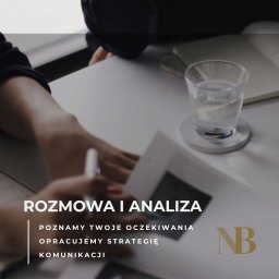 NIEBANALNA BROKERKA - Rozmowa i analiza w Warszawie: dłonie nad dokumentami, szklanka wody na stole. Spotkanie biznesowe, strategia komunikacji, logo firmy w prawym dolnym rogu.