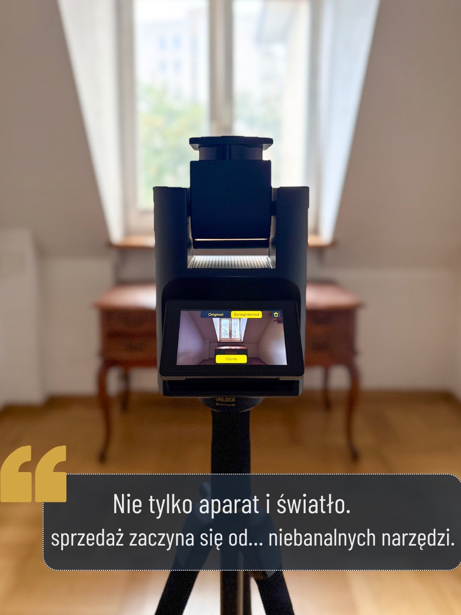 Profesjonalny sprzęt do fotografii nieruchomości w pokoju na poddaszu. Na ekranie podgląd wyprostowanego zdjęcia wnętrza. Narzędzie do sprzedaży i wynajmu.
