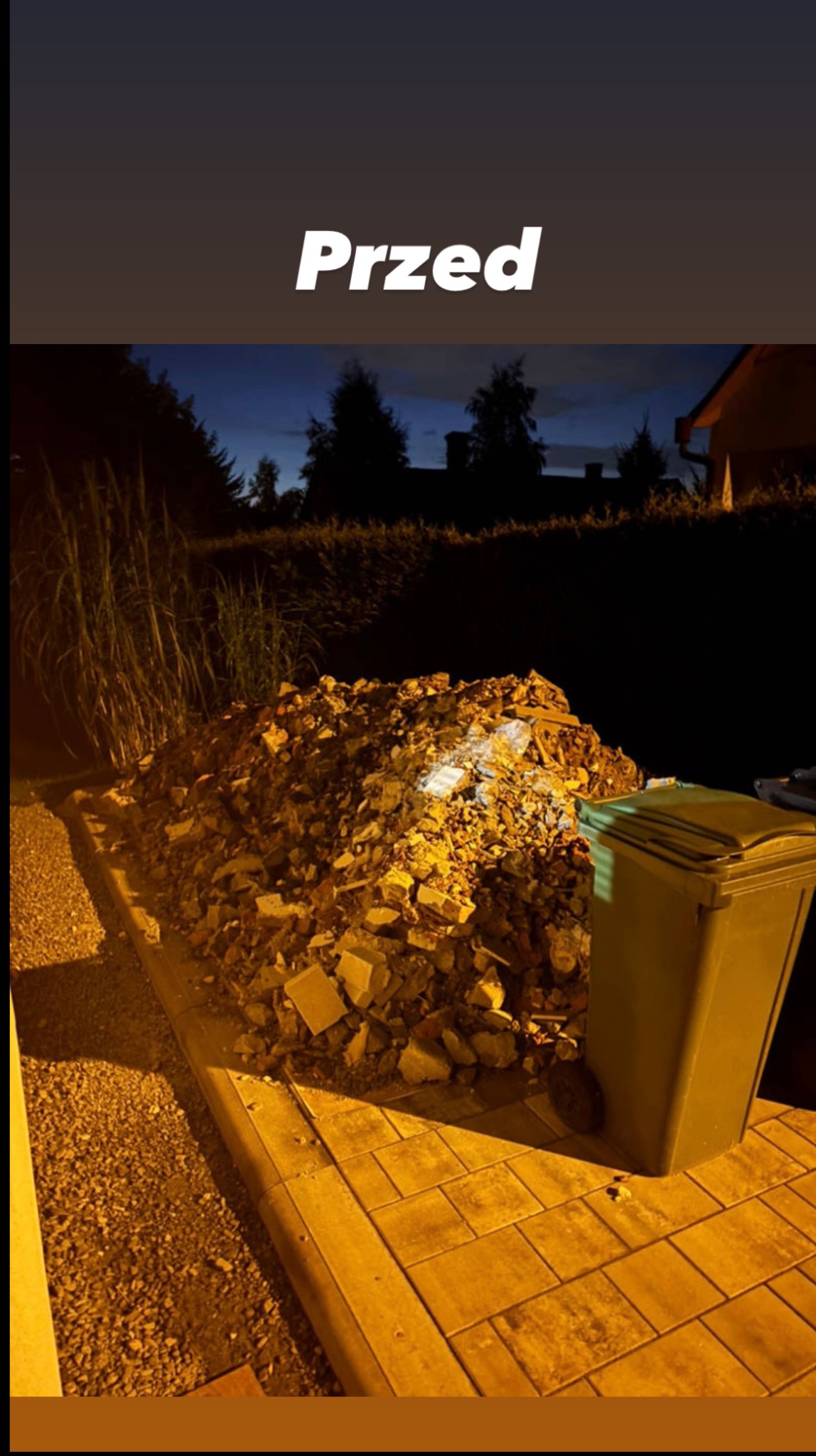Zdjęcie 'Przed' przedstawia stertę gruzu z cegieł i kamieni obok kosza na śmieci na tle posesji w nocnym oświetleniu. Widoczny fragment chodnika z kostki.