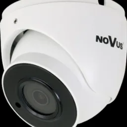 Kopułkowa kamera monitoringu Novus w białej obudowie, z czarnym obiektywem, skierowana w d&oacute;ł, na czarnym tle. Widoczny element montażowy.