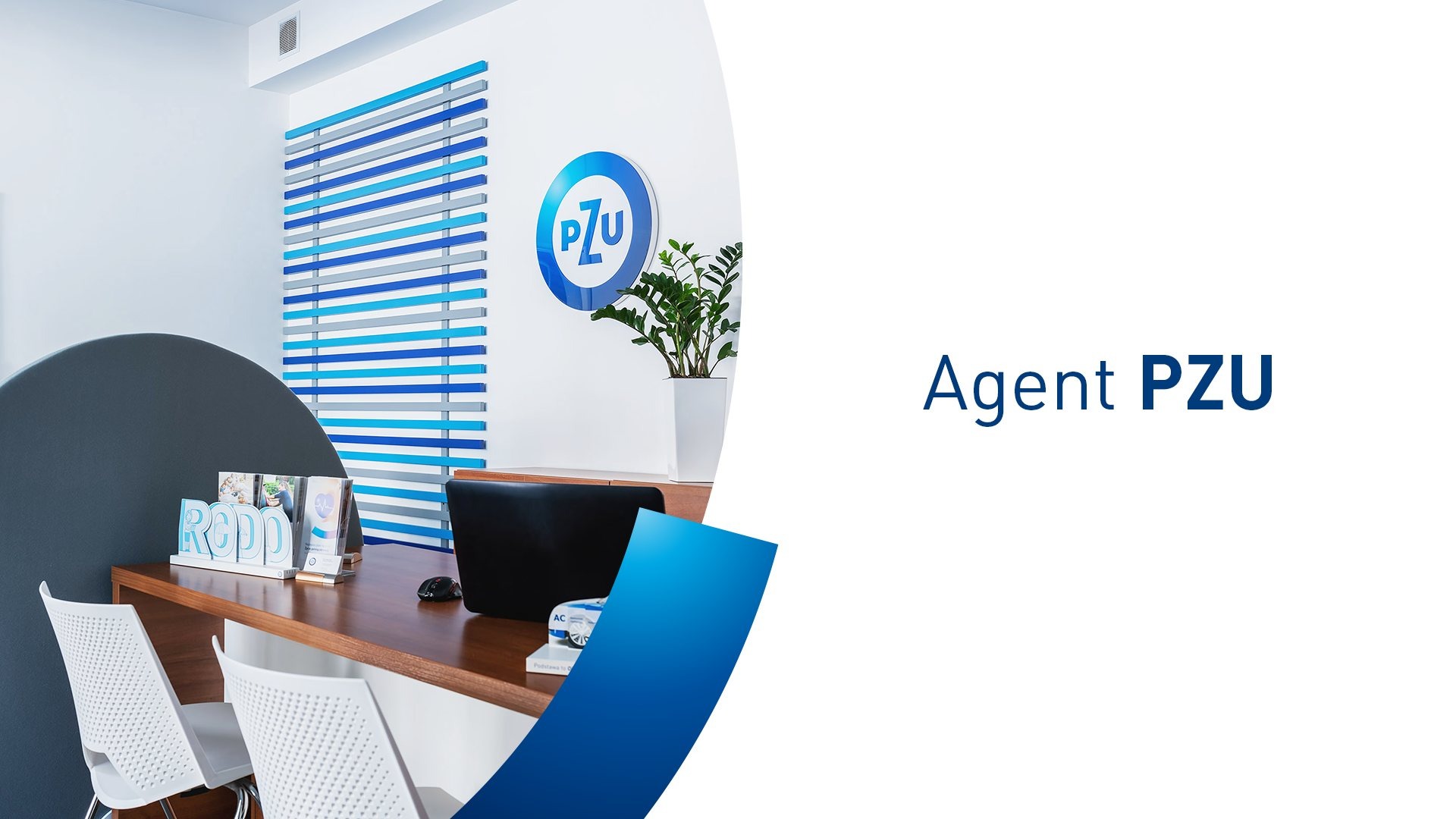 Nowoczesne biuro agenta PZU z logo, roletami w odcieniach niebieskiego i zielonym kwiatem. Biurko z komputerem i krzesłami dla klientów.