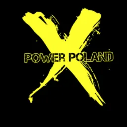 Żółty, grunge'owy znak X na czarnym tle z napisem 'POWER POLAND' w żółtej, stylizowanej czcionce. Grafika o surowym, energicznym charakterze.