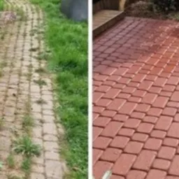 Efekt mycia kostki brukowej: po lewej zaniedbana, porośnięta trawą, po prawej czysta, czerwona kostka, z widocznymi śladami wilgoci po myciu. Ujęcie z bliska.