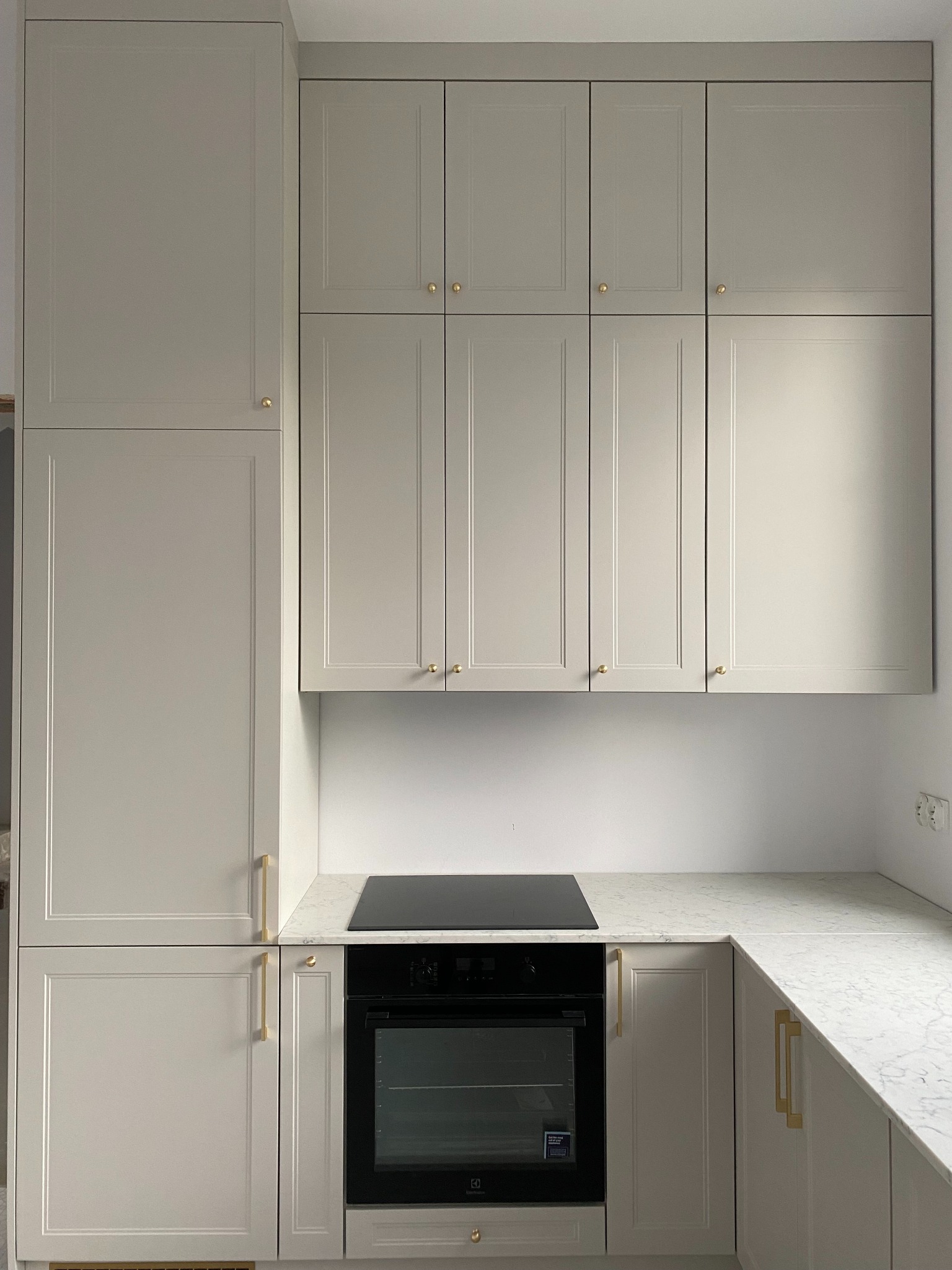 Fronty lakierowane z frezem, blat konglomerat kwarcowy