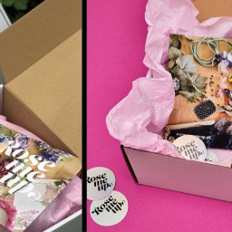 Sweetlava.eu - Dwa pudełka z identycznym zestawem do tworzenia ozdób florystycznych, z logo 'Rose me up', na różowym i białym tle. Widoczne kwiaty, koraliki i elementy do rękodzieła.