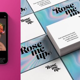 Sweetlava.eu - Wizytówki 'Rose me up' z gradientowym tłem, ułożone obok smartfona prezentującego stronę internetową z portretem kobiety w kwiatowym nakryciu głowy.