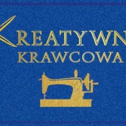 Złoty logotyp: litera K z nożyczkami, napis 'Kreatywna Krawcowa', maszyna do szycia na niebieskim tle z teksturą. Grafika reklamowa.