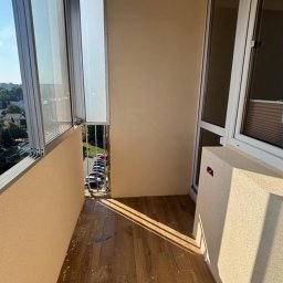 Balkon po wylewce, kładzeniu płytek podłogowych, prostowaniu ścian i tynkowaniu.