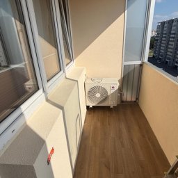 Balkon po wylewce, kładzeniu płytek podłogowych, prostowaniu ścian i tynkowaniu.