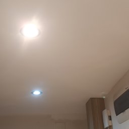 Naprawianie dziur w suficie podwieszanym po montażu rur ciepłowniczych PO:
-łatanie dziur
-gładzie
-malowanie