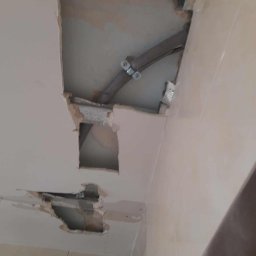 Remonty Na Poziomie Filip Kitliński Usługi Wykończeniowo-Remontowe - Naprawianie dziur w suficie podwieszanym po montażu rur ciepłowniczych PRZED: -łatanie dziur -gładzie -malowanie