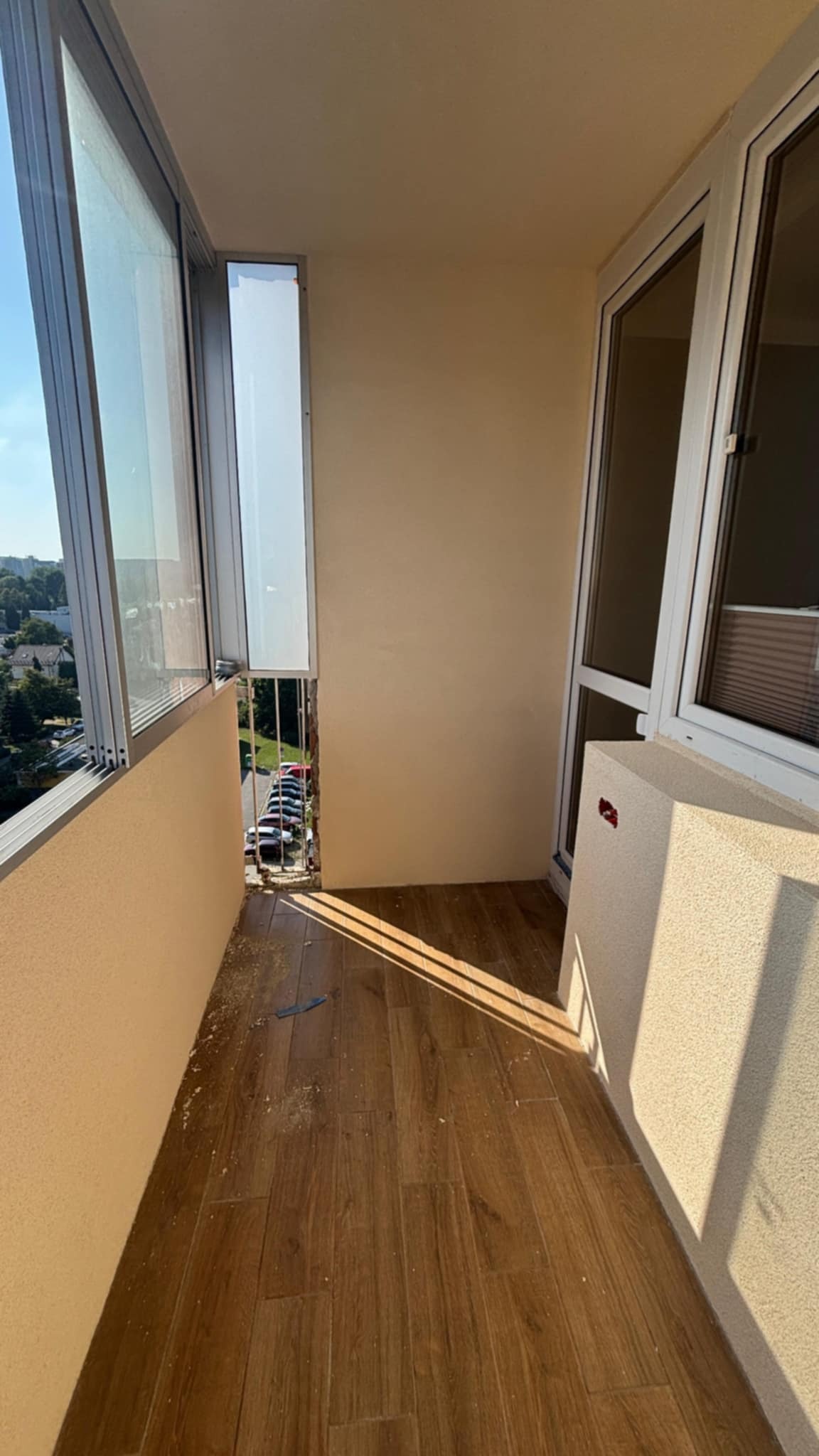 Balkon po wylewce, kładzeniu płytek podłogowych, prostowaniu ścian i tynkowaniu.