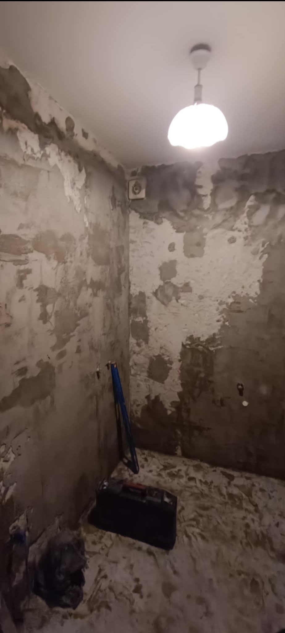 Łazienka po skuciu starych płytek ze ścian i podłogi.