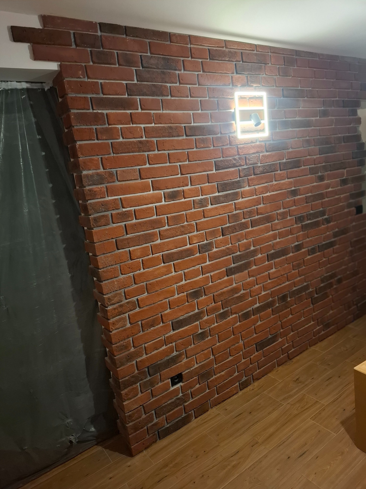 Kuchnia po położeniu płytek podłogowych i dekoracyjnych na ścianę.