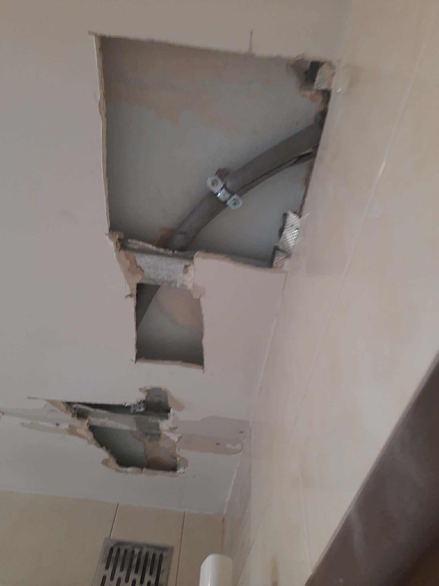 Naprawianie dziur w suficie podwieszanym po montażu rur ciepłowniczych PRZED: -łatanie dziur -gładzie -malowanie