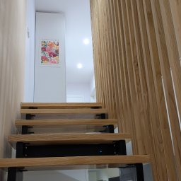 DrewnoWarsztat Piotr Łukaszuk - Schody jesionowe. Balustrada z lameli drewnianych.