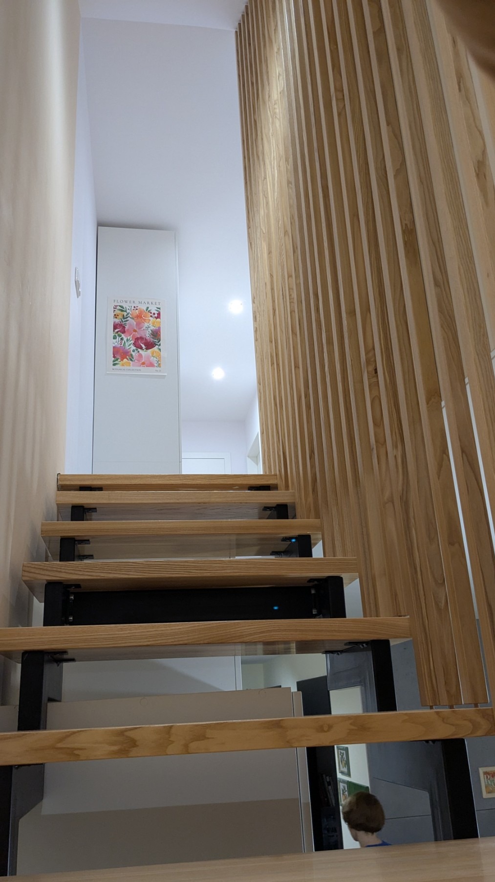 Schody jesionowe. Balustrada z lameli drewnianych.