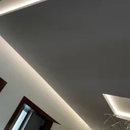 Nowoczesny sufit podwieszany z oświetleniem LED, widok z dołu, fragment okna z żaluzjami, minimalistyczny design.