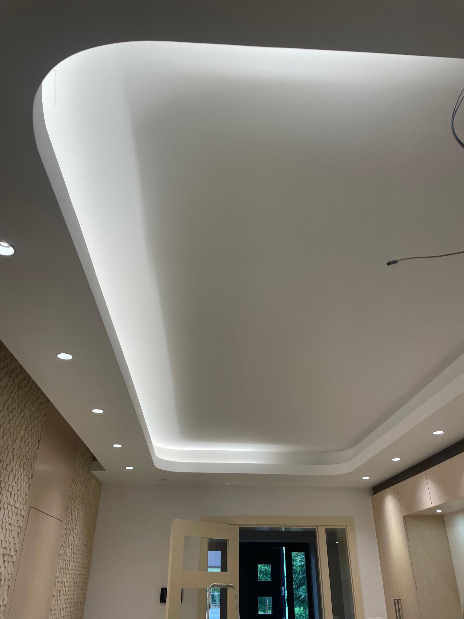 Podwieszany sufit z oświetleniem punktowym i taśmą LED w Mińsku Mazowieckim. Nowoczesne wykończenie wnętrza z dbałością o detale i estetykę.