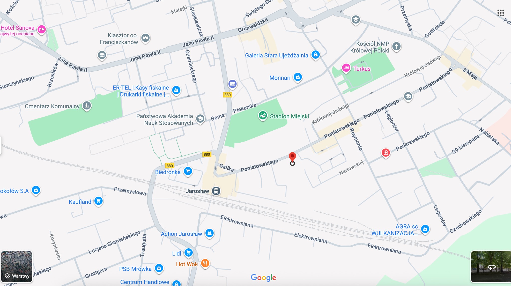 Mapa Jarosławia z zaznaczoną lokalizacją, widoczne ulice Poniatowskiego, Legionów, Grunwaldzka, Bema, Piekaraska. Znajdują się tam budynki, sklepy i inne obiekty.