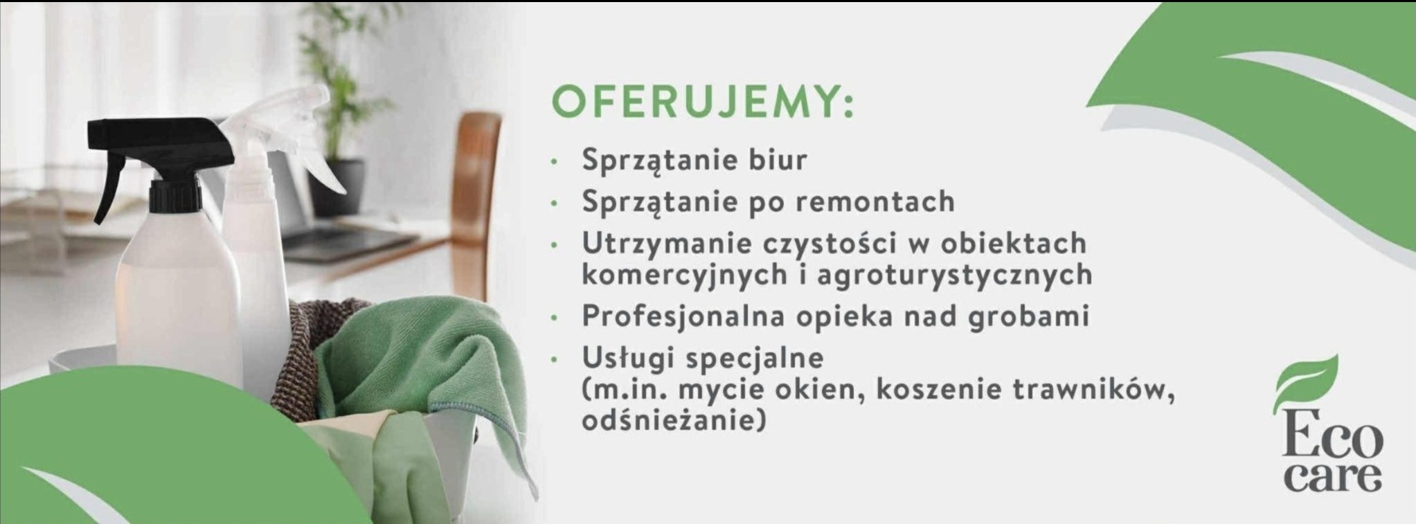 Zestaw do sprzątania: spryskiwacze, ściereczka i rękawice w wiaderku. W tle biuro i oferta usług, m.in. sprzątanie biur, po remontach, mycie okien i koszenie trawników.