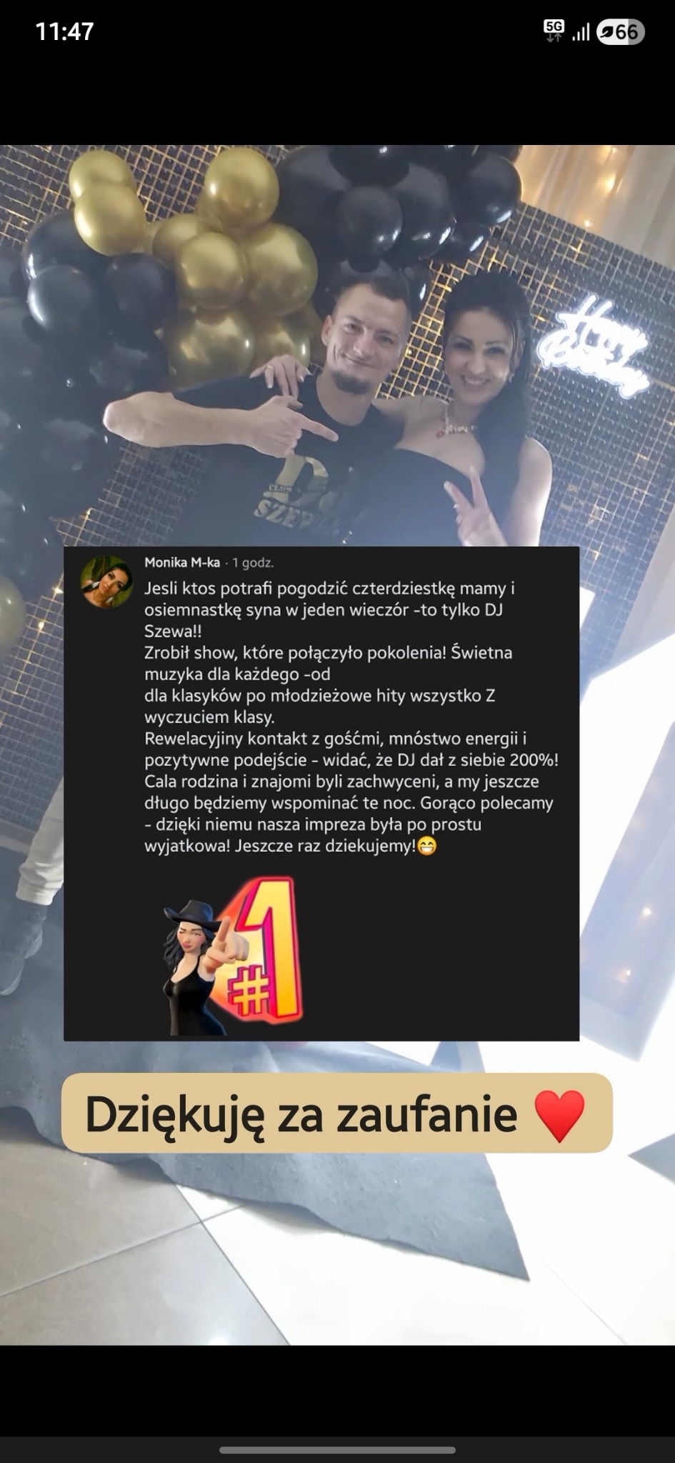 Zdjęcie z imprezy z DJ-em, dekoracje z czarno-złotych balonów, oświetlenie. Uśmiechnięta para pozuje na tle dekoracji. Widoczny fragment opinii z podziękowaniem.