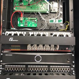 Montaż na jednaj z inwestycji, szafa rack wraz z systemem alarmowym, systemem monitoringu oraz sieci IT.