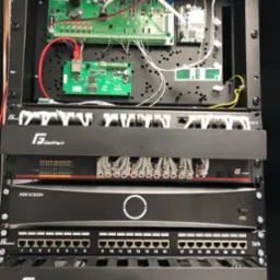 Montaż na jednaj z inwestycji, szafa rack wraz z systemem alarmowym, systemem monitoringu oraz sieci IT.