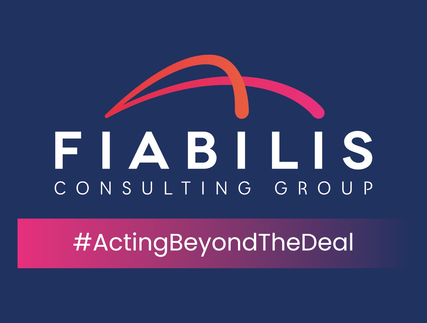Logo firmy Fiabilis Consulting Group na granatowym tle, z pomarańczowo-różowym elementem graficznym i hasłem #ActingBeyondTheDeal.